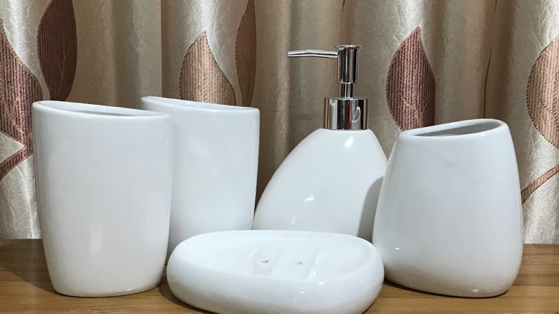 室内设计师在挑选酒店卫浴时，更关注风格系列、材质规格等方面。以下是一些选购要点：